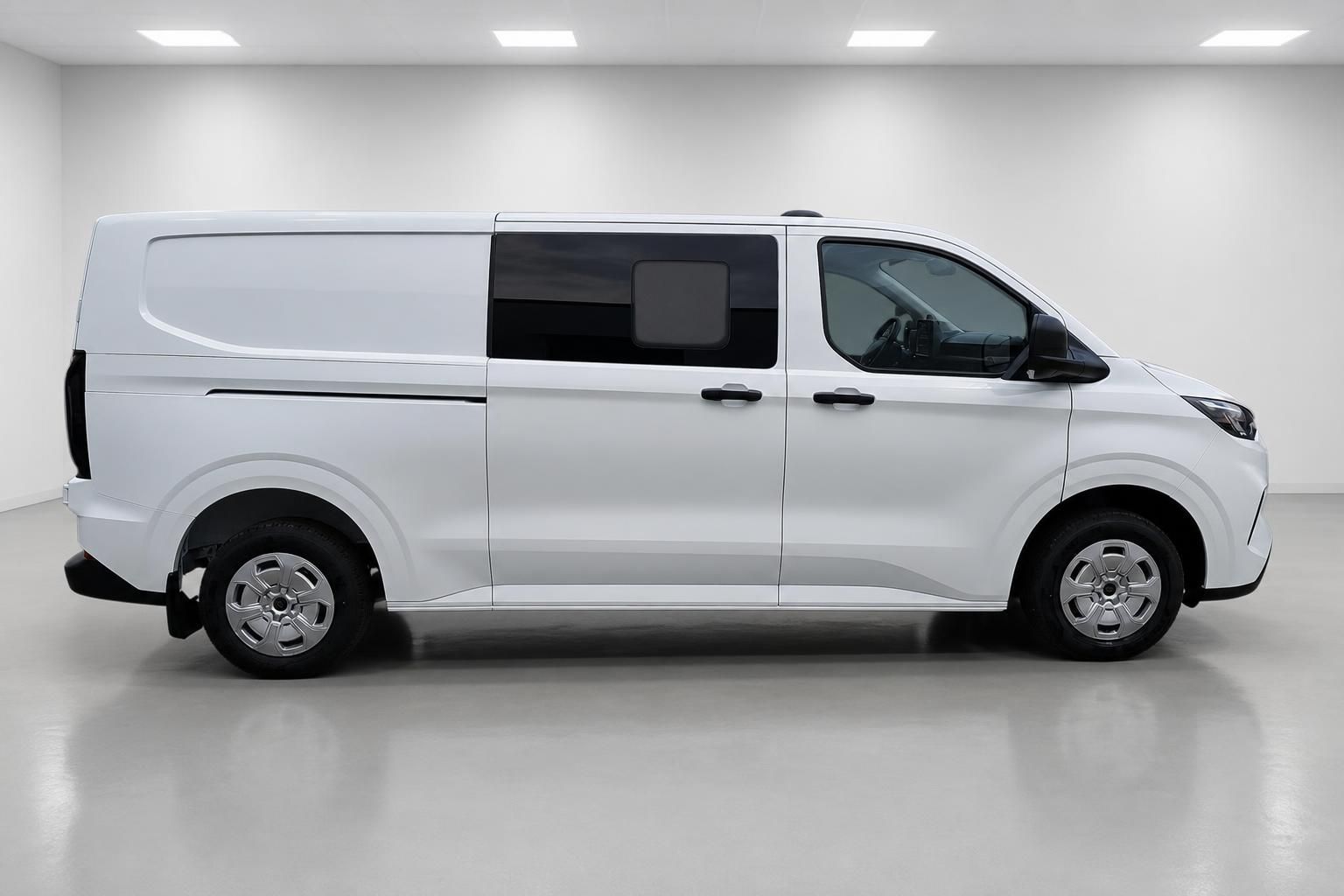 Ford Transit Custom weiß, Seitenansicht Kastenwagen in Halle