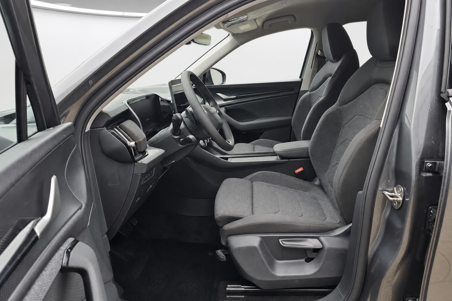 Skoda Innenraum Vordersitze und Cockpit mit geoeffneter Tuer