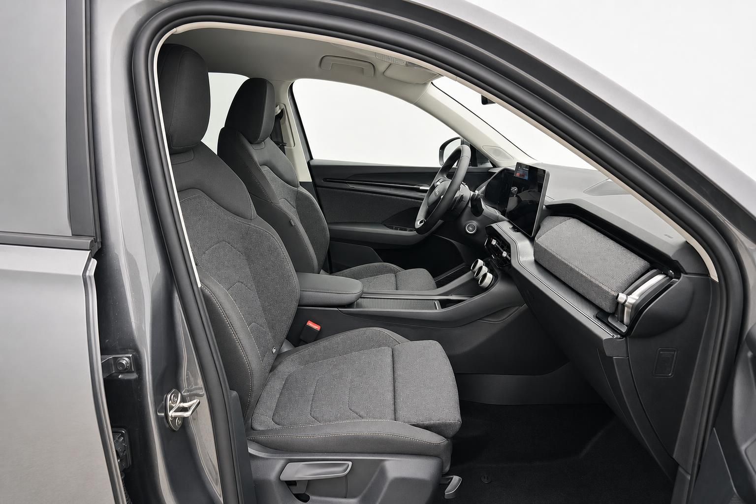 Skoda Innenraum Vordersitze Cockpit und Lenkrad durch offene Tuer