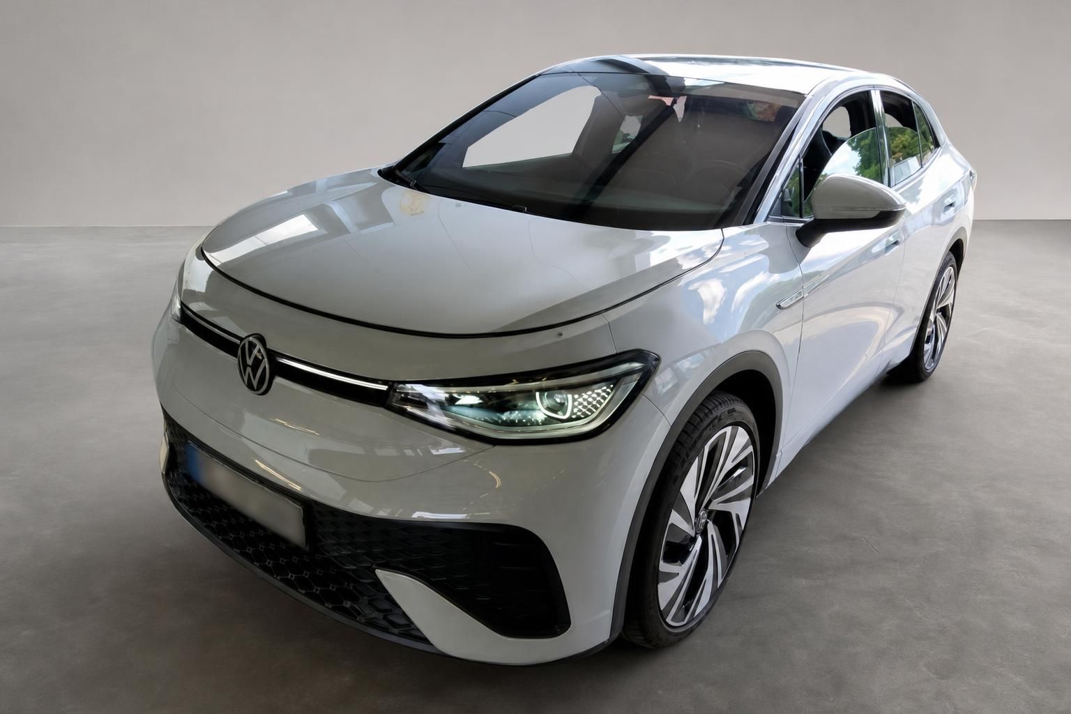 VW ID.5 weiß Frontansicht Elektro-SUV im Studio