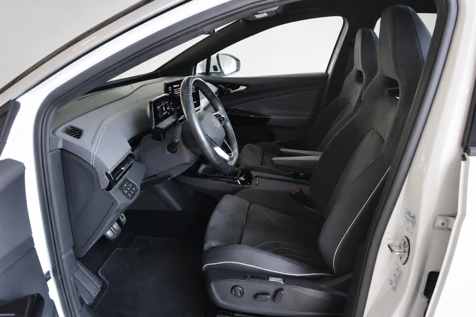 VW ID.5 Innenraum mit schwarzen Sportsitzen und Cockpit