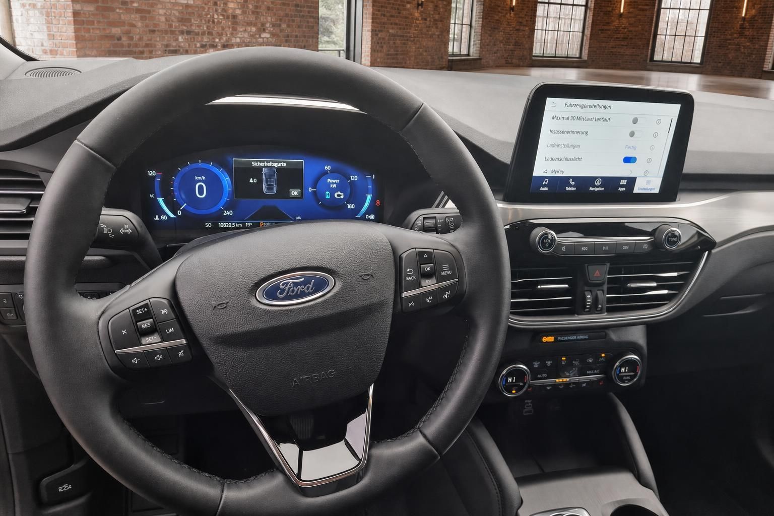 Ford Kuga Cockpit Lenkrad Touchscreen Klimabedienung Innenraum