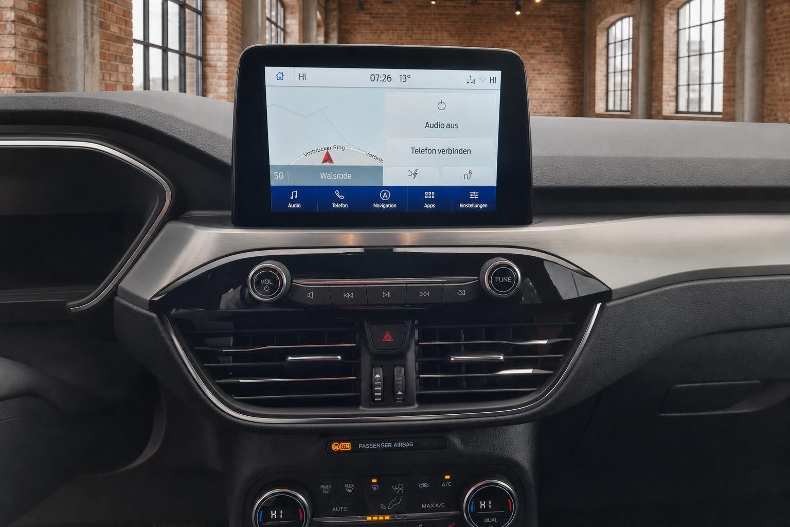 Cockpit mit Touchscreen Navigationssystem und Mittelkonsole im Fahrzeug
