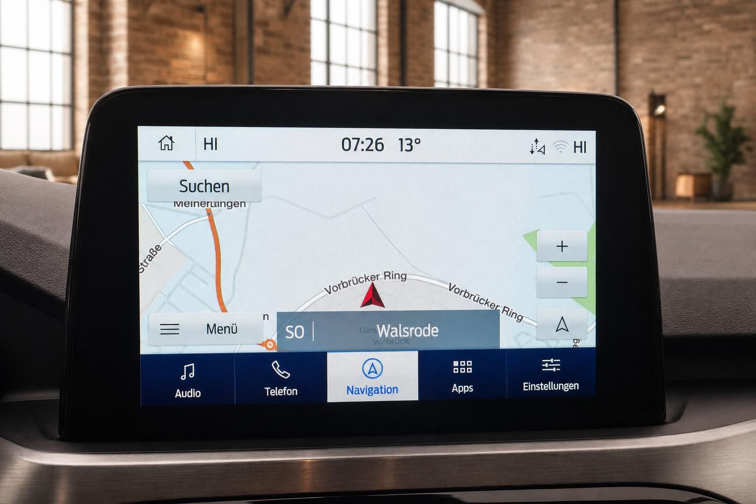 Navigationssystem Bildschirm mit Kartenansicht im Fahrzeuginnenraum