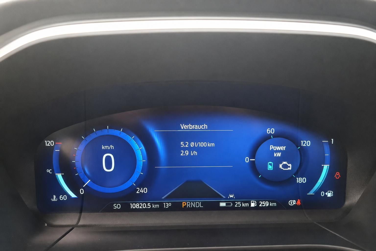 Digitales Kombiinstrument mit Tacho und Verbrauchsanzeige im Fahrzeug