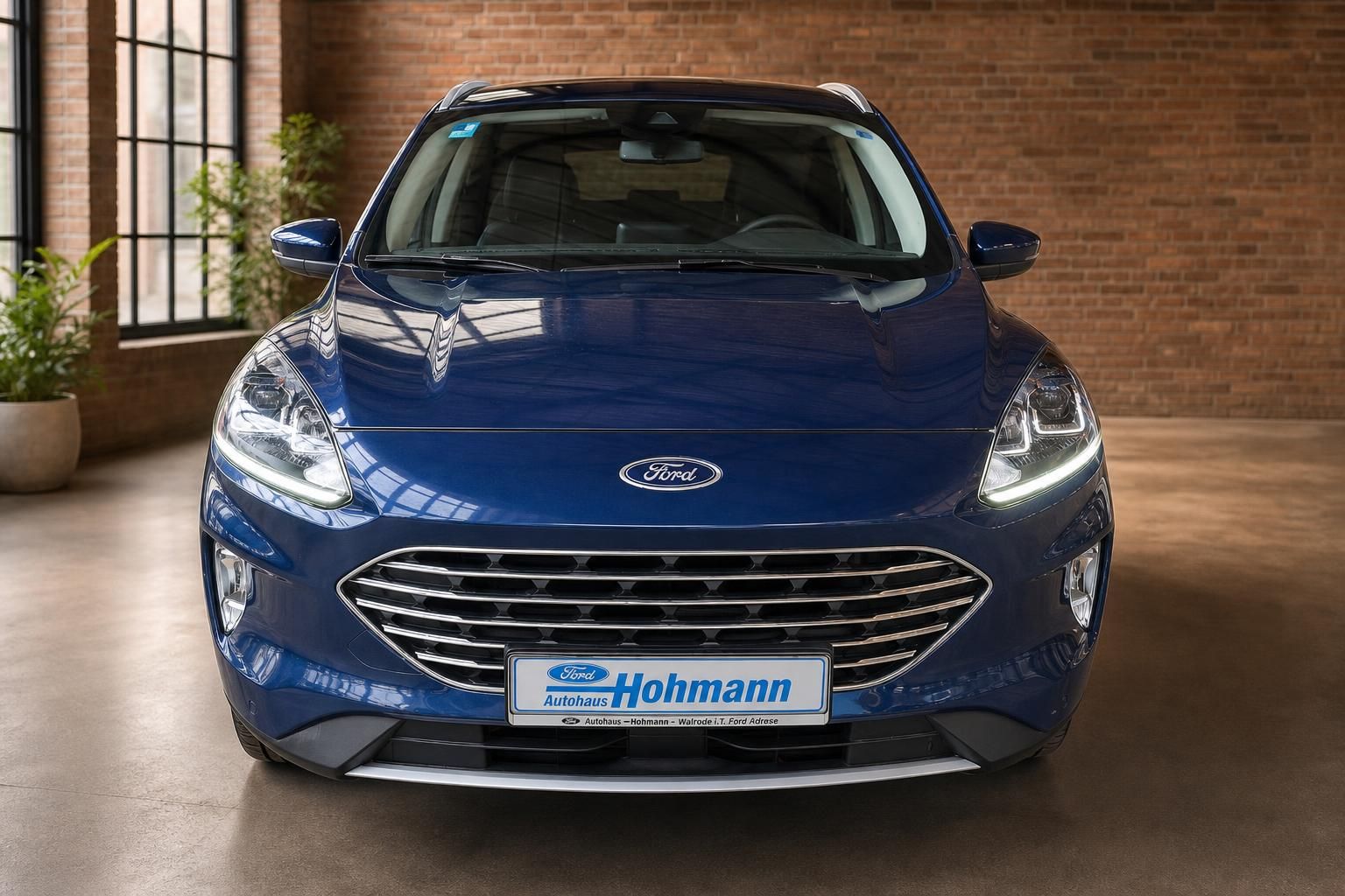 Ford Kuga in Blau, Frontansicht mit Kennzeichenhalter Autohaus Hohmann