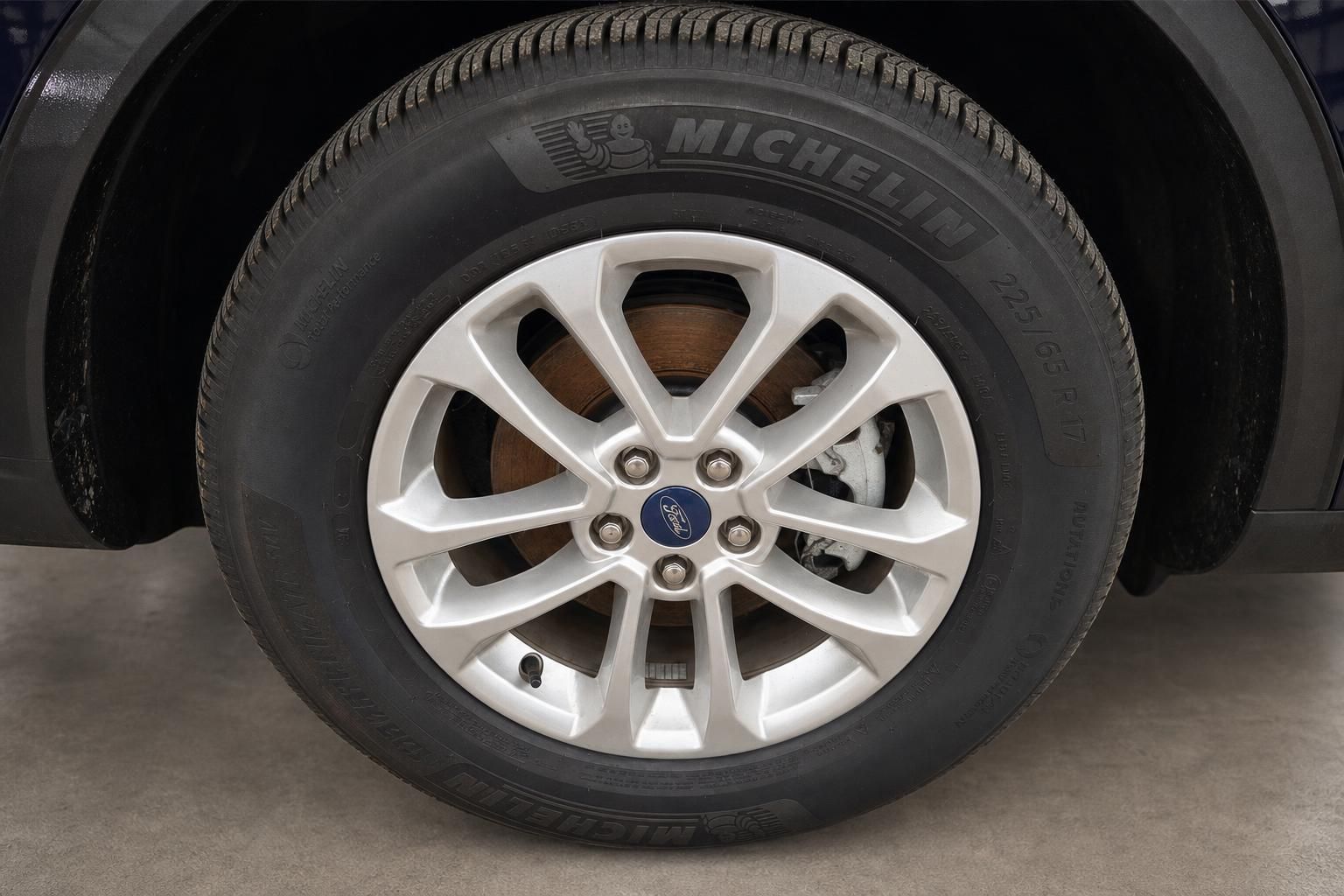 Nahaufnahme Leichtmetallfelge mit Michelin Reifen am Ford Kuga