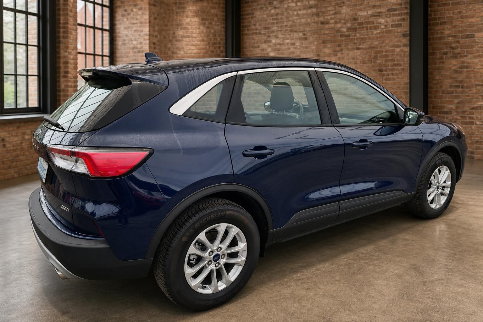 Ford Kuga blau, Seitenansicht heck, geparkt in Loft-Showroom