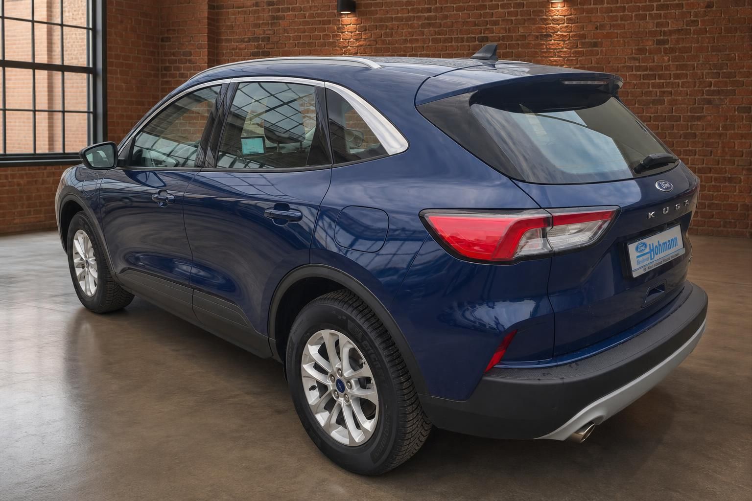 Ford Kuga blau metallic Heckansicht seitlich im Autohaus