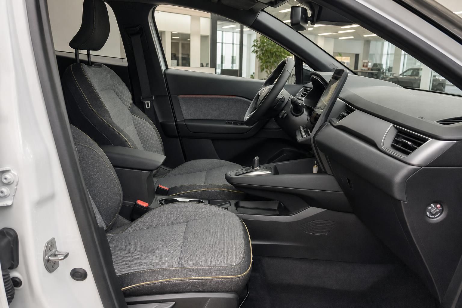 Renault Fahrzeuginnenraum - graue Stoffsitze mit gelben Akzenten und Automatikgetriebe