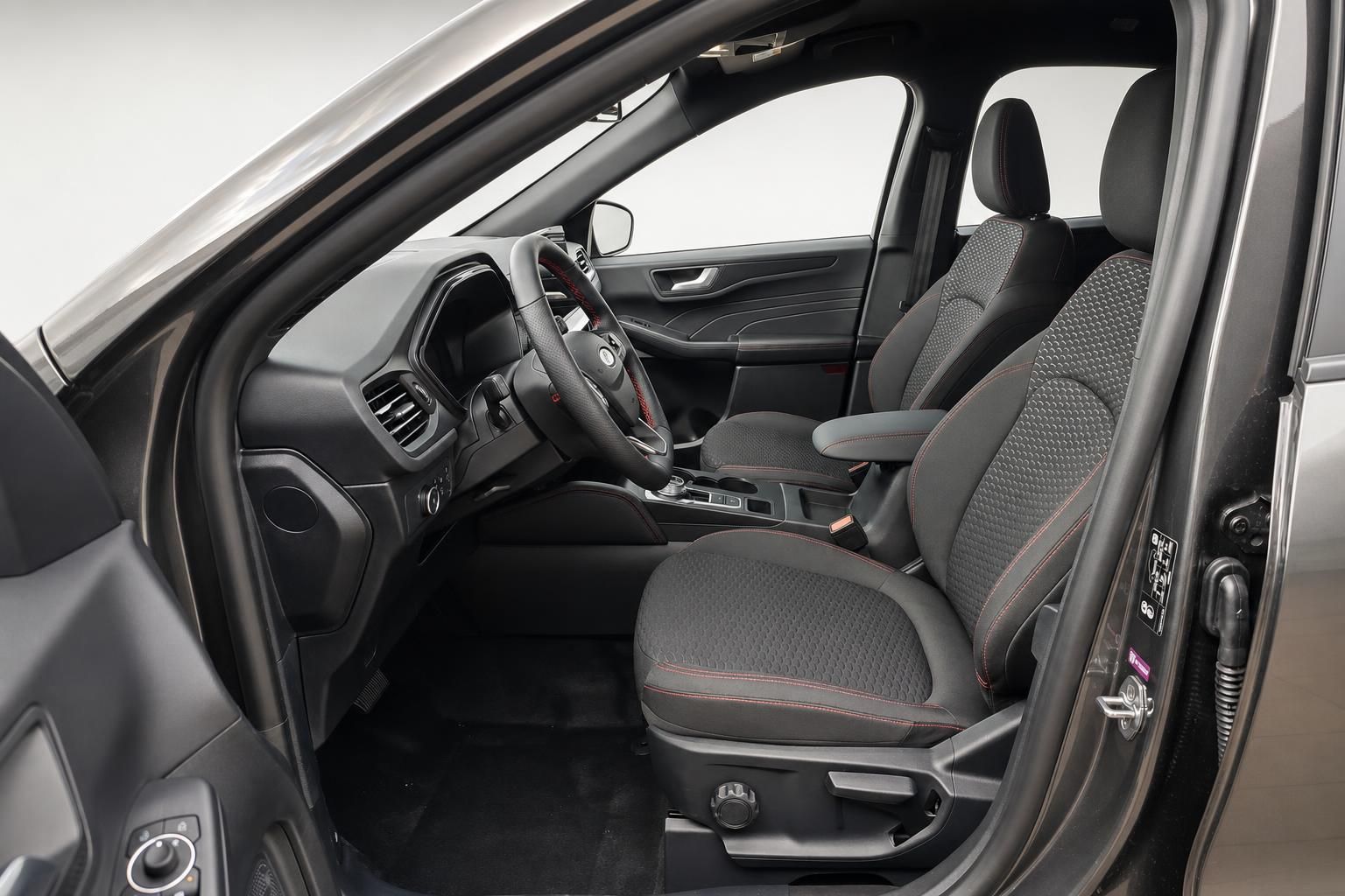Ford Kuga Innenraum Fahrersitze mit Stoffbezug