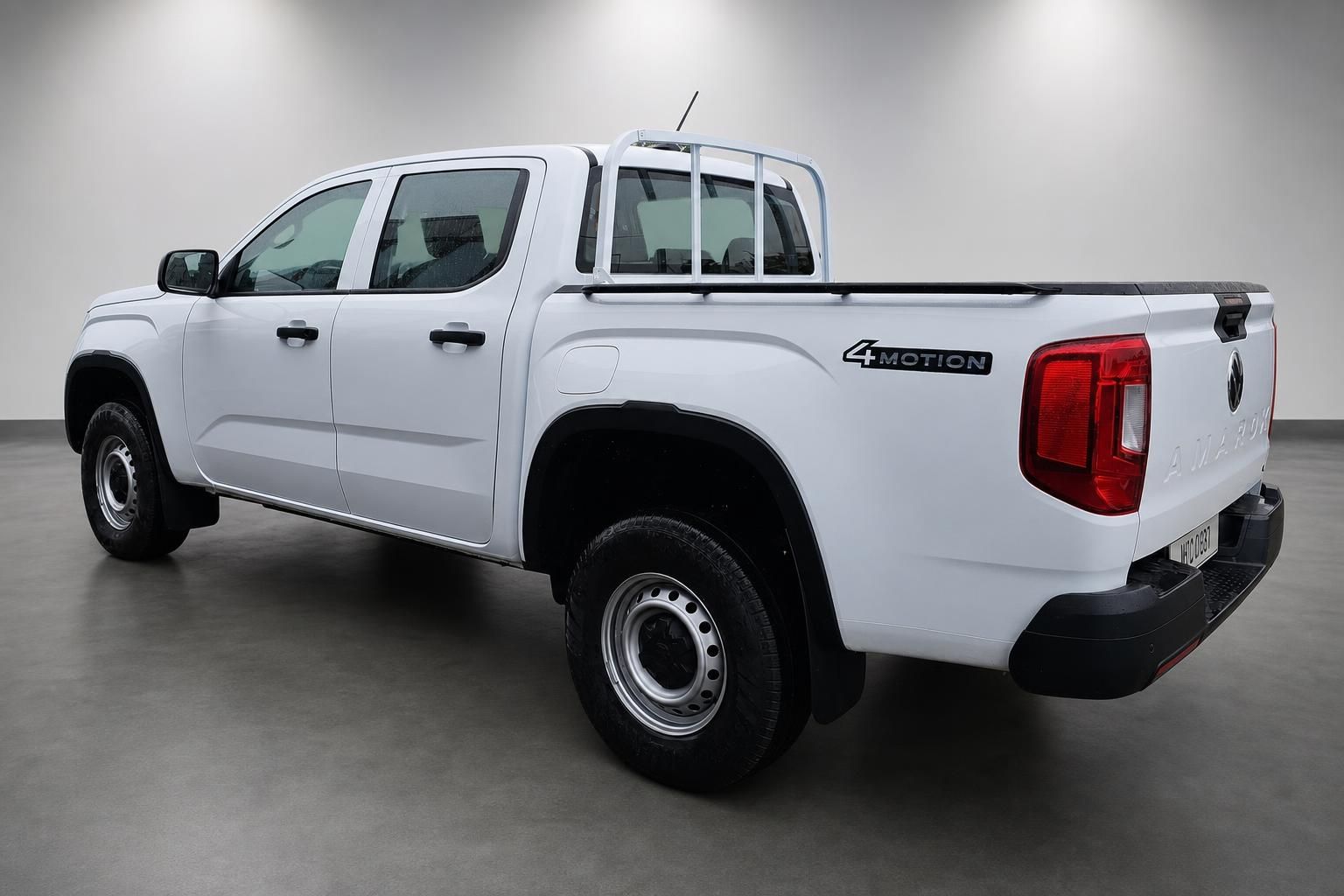 VW Amarok weiß 4Motion Pickup Heckansicht mit Überrollbügel