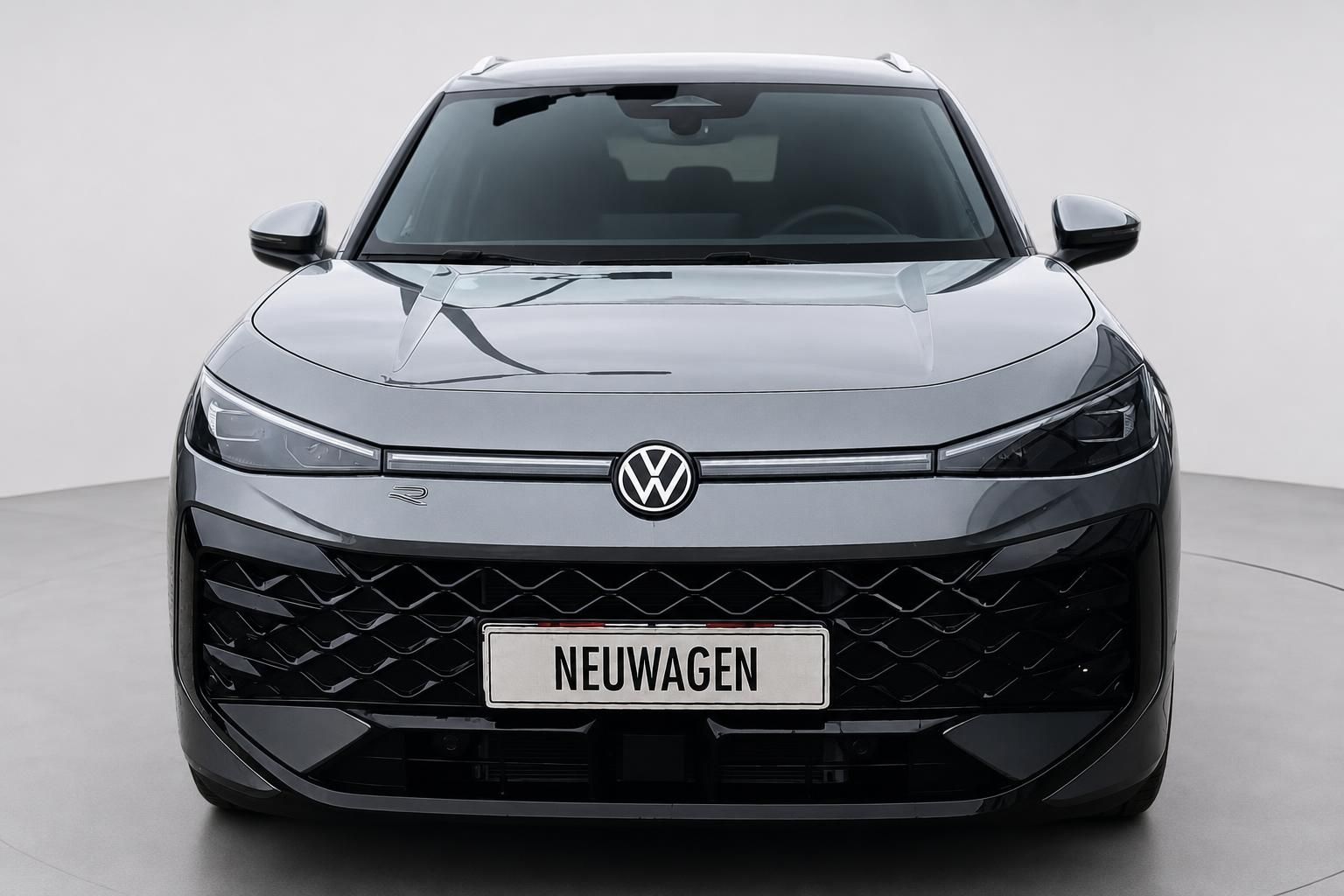 VW SUV in Grau, Frontansicht mit Kennzeichenhalter Neuwagen im Studio