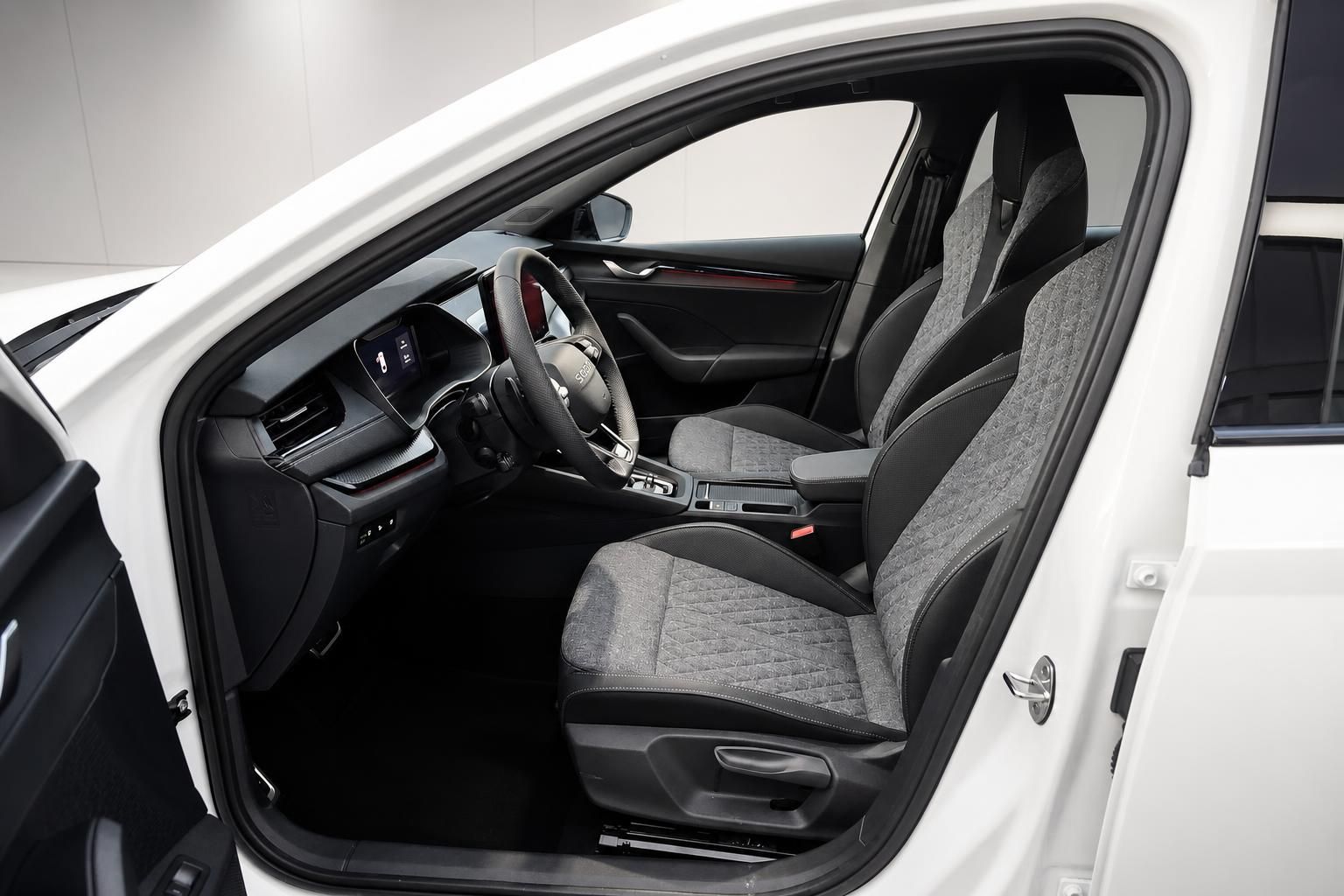 Skoda Octavia Innenraum Vordersitze und Armaturenbrett Detailansicht