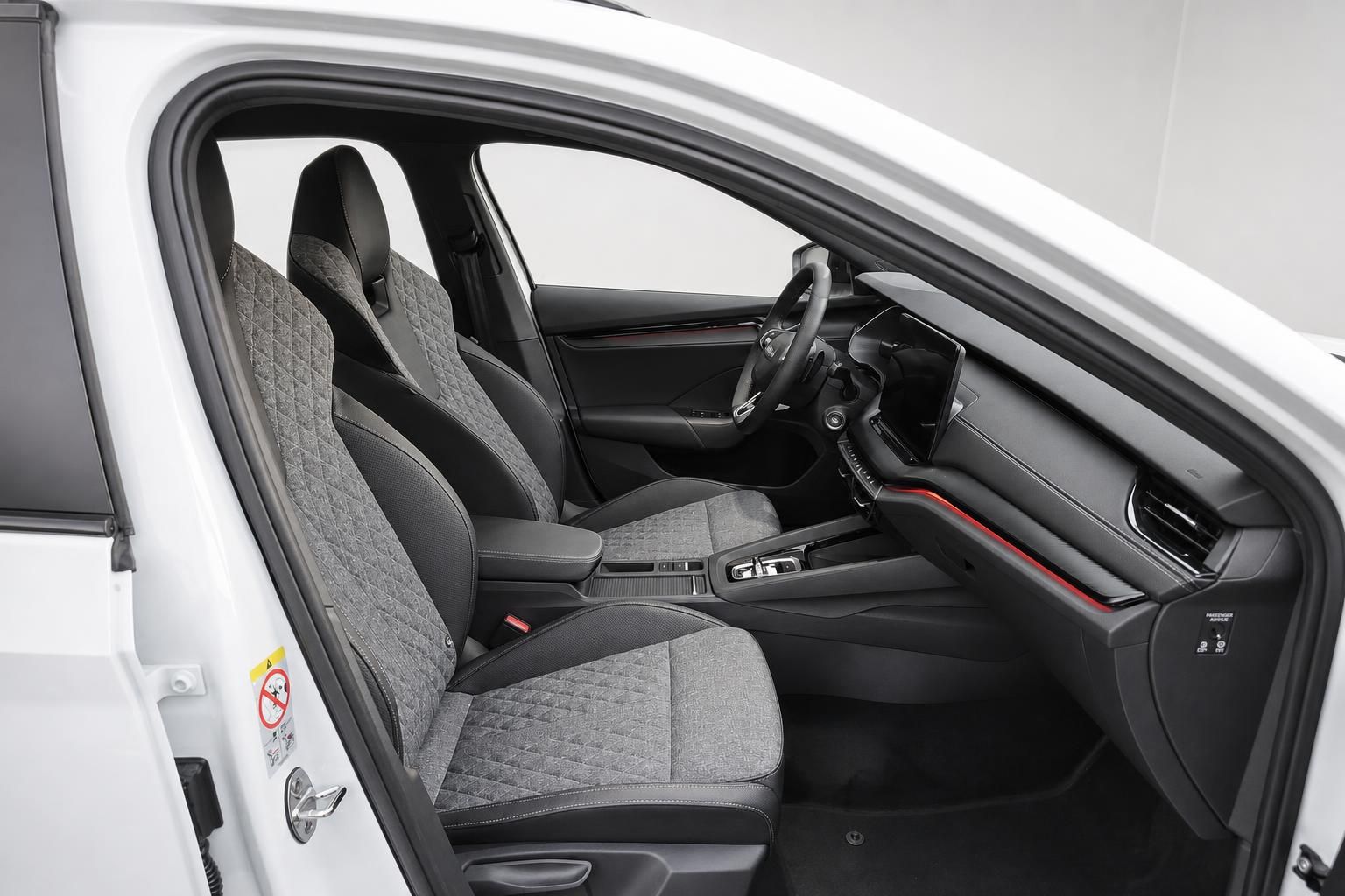 Skoda Octavia Innenraum mit Sportsitzen und Cockpit, Fahrerseite