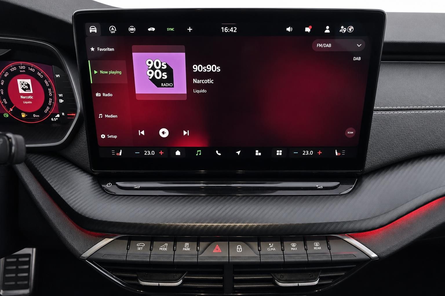 Skoda Octavia Infotainment-Display mit Radio und Bedienelementen