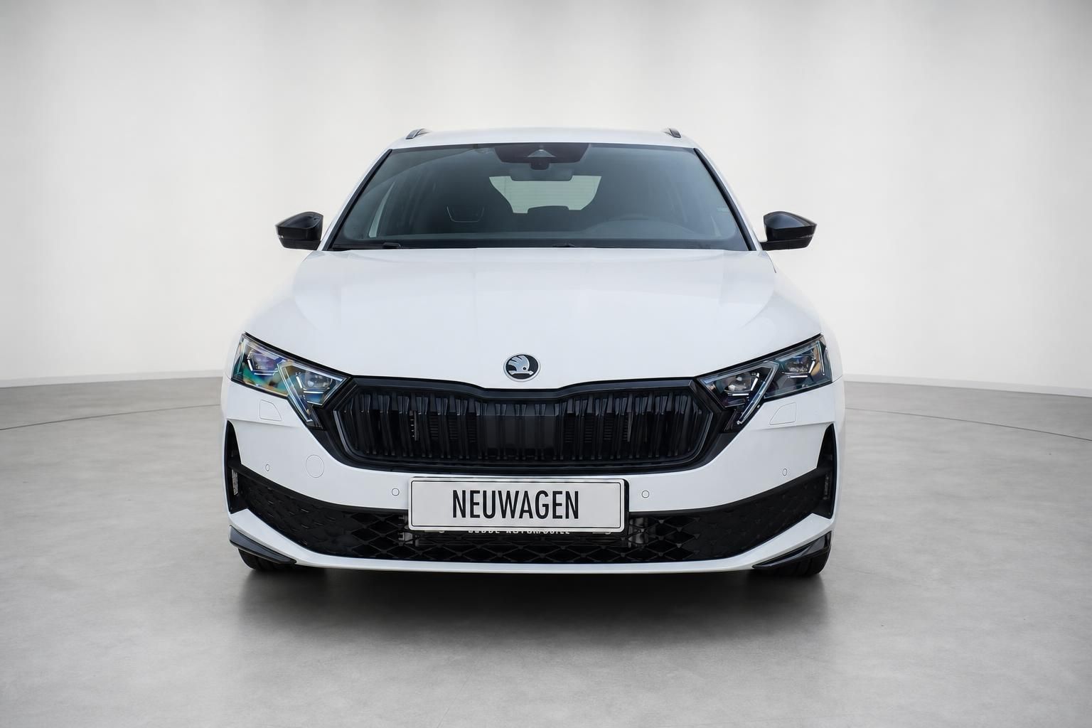 Skoda Octavia Combi weiß Frontalansicht mit markantem Kühlergrill