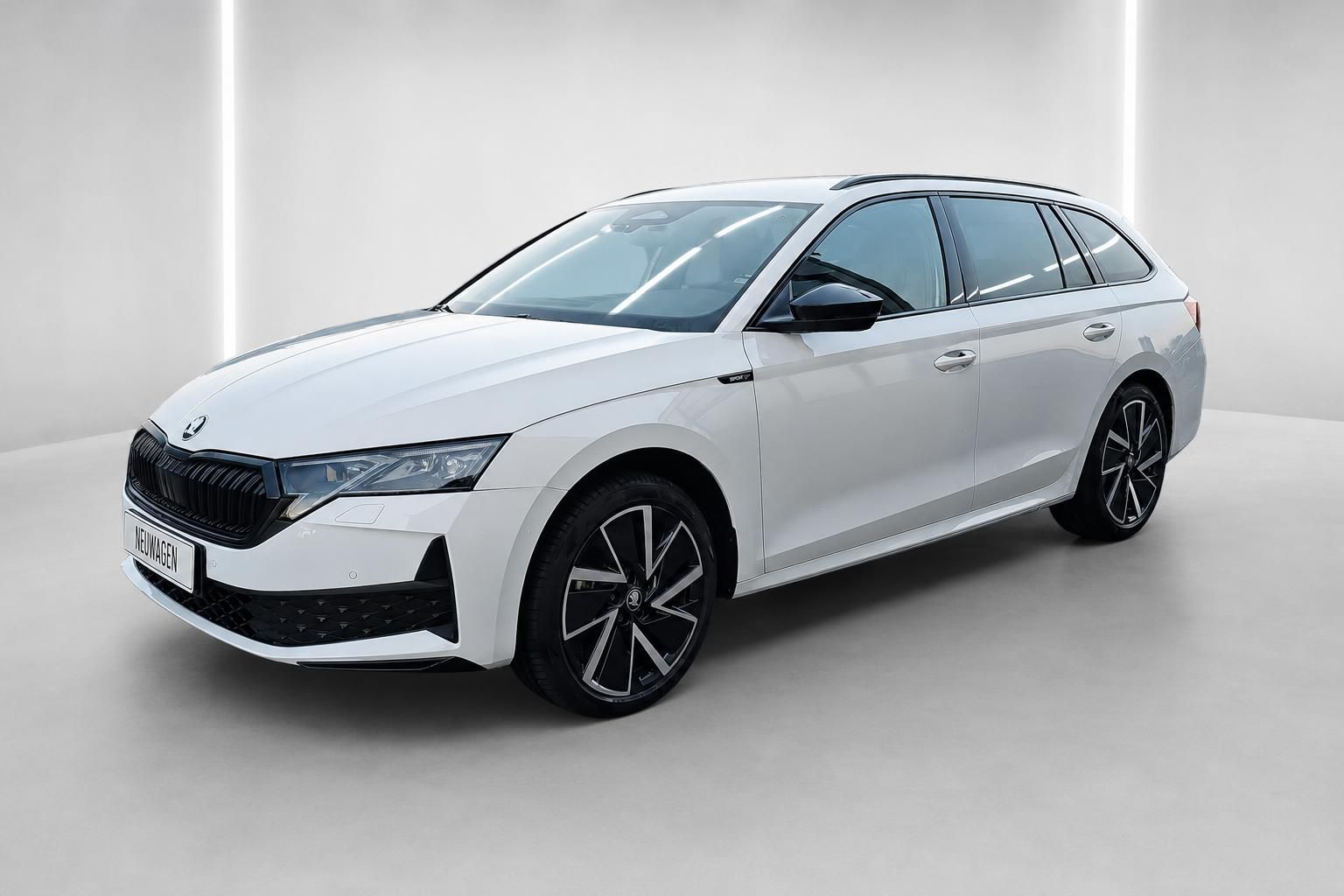 Skoda Octavia Combi weiß Frontansicht schräg im Fotostudio