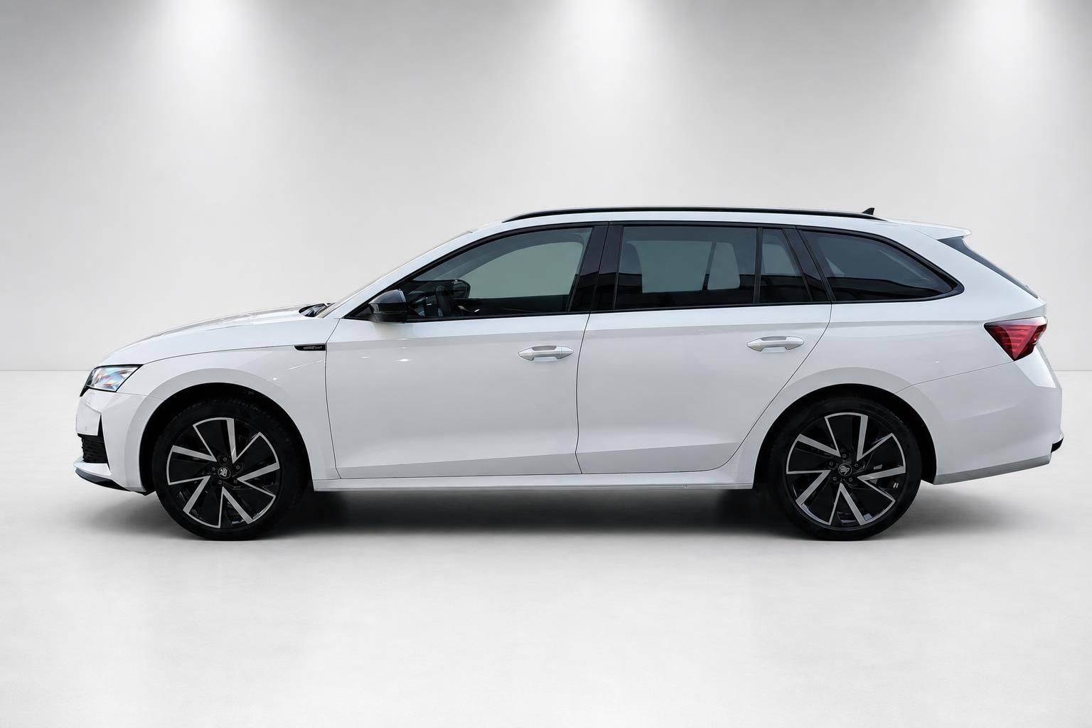 Skoda Octavia Combi weiß Seitenansicht mit sportlichen Alufelgen