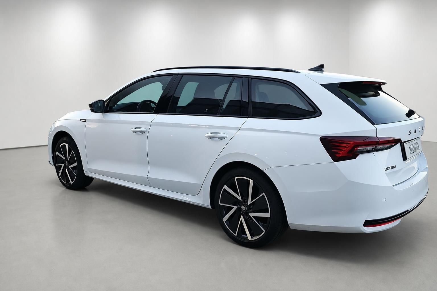 Skoda Octavia Combi weiß Heckansicht schräg mit LED-Rückleuchten