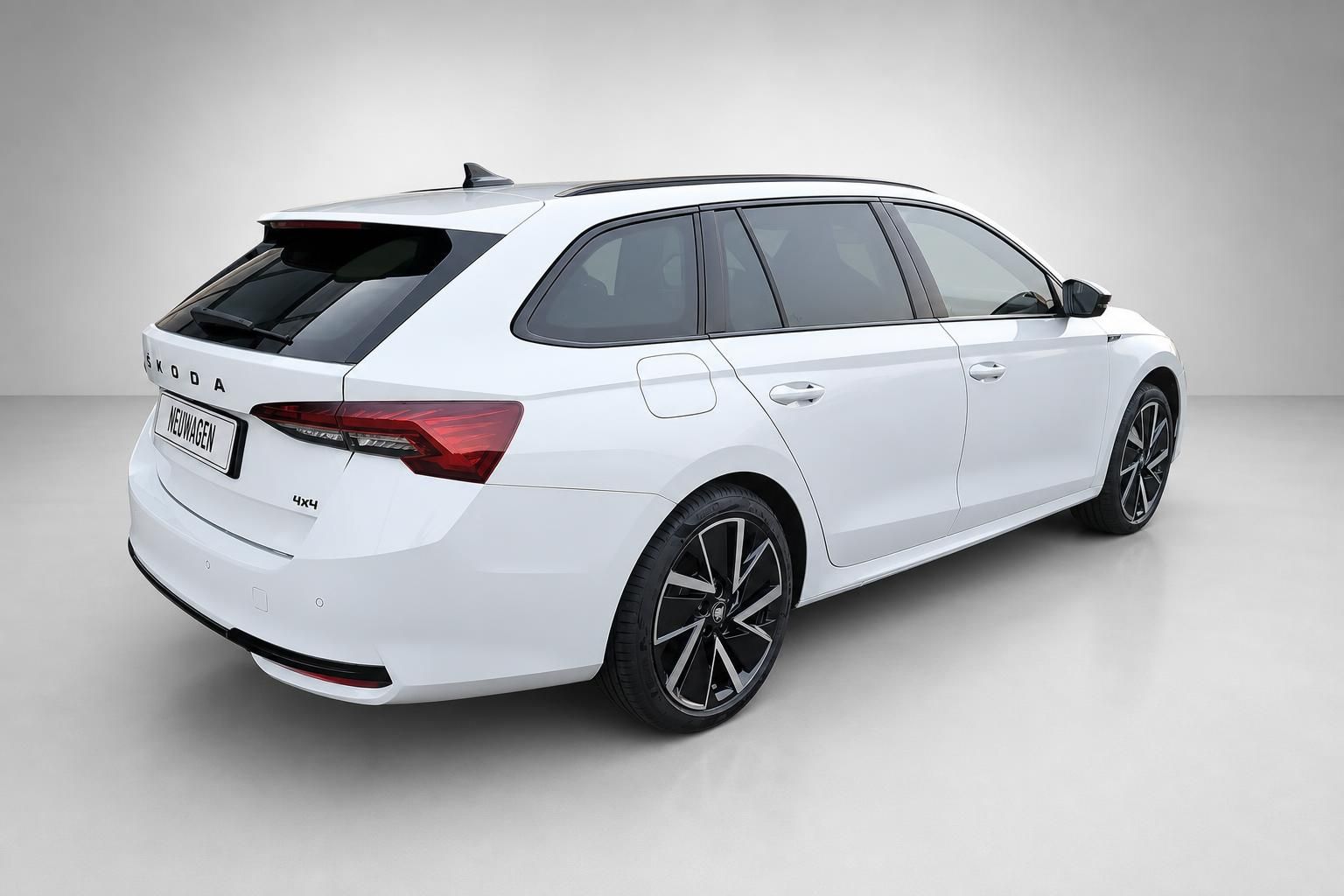 Skoda Octavia Combi 4x4 weiß, Heckansicht schräg von hinten