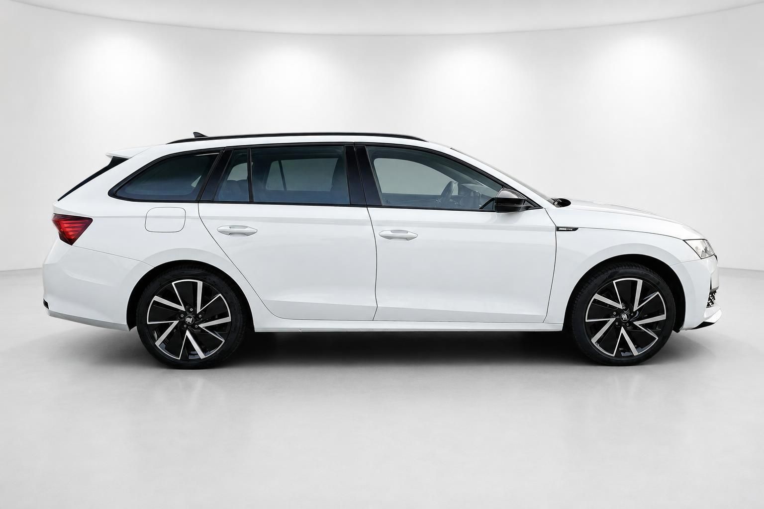 Skoda Octavia Combi weiß, Seitenansicht mit Leichtmetallfelgen