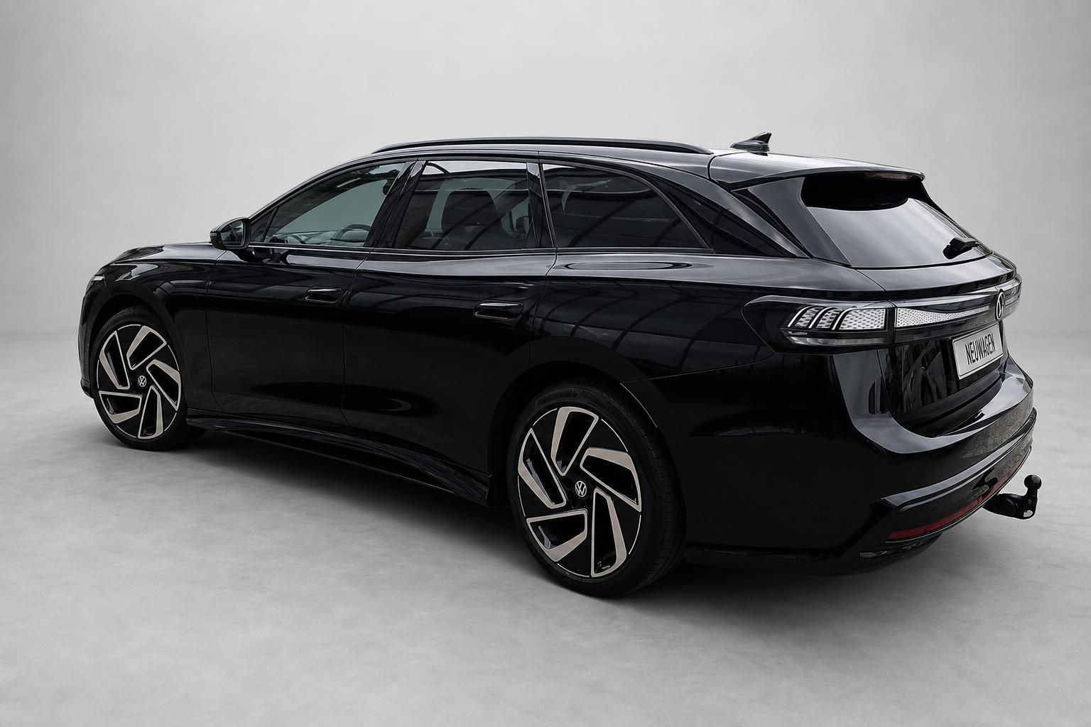 VW ID.7 Tourer schwarz Heckansicht seitlich mit Anhaengerkupplung
