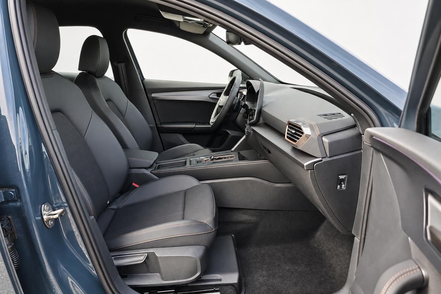 Cupra Formentor Innenraum mit schwarzen Sportsitzen und Cockpit