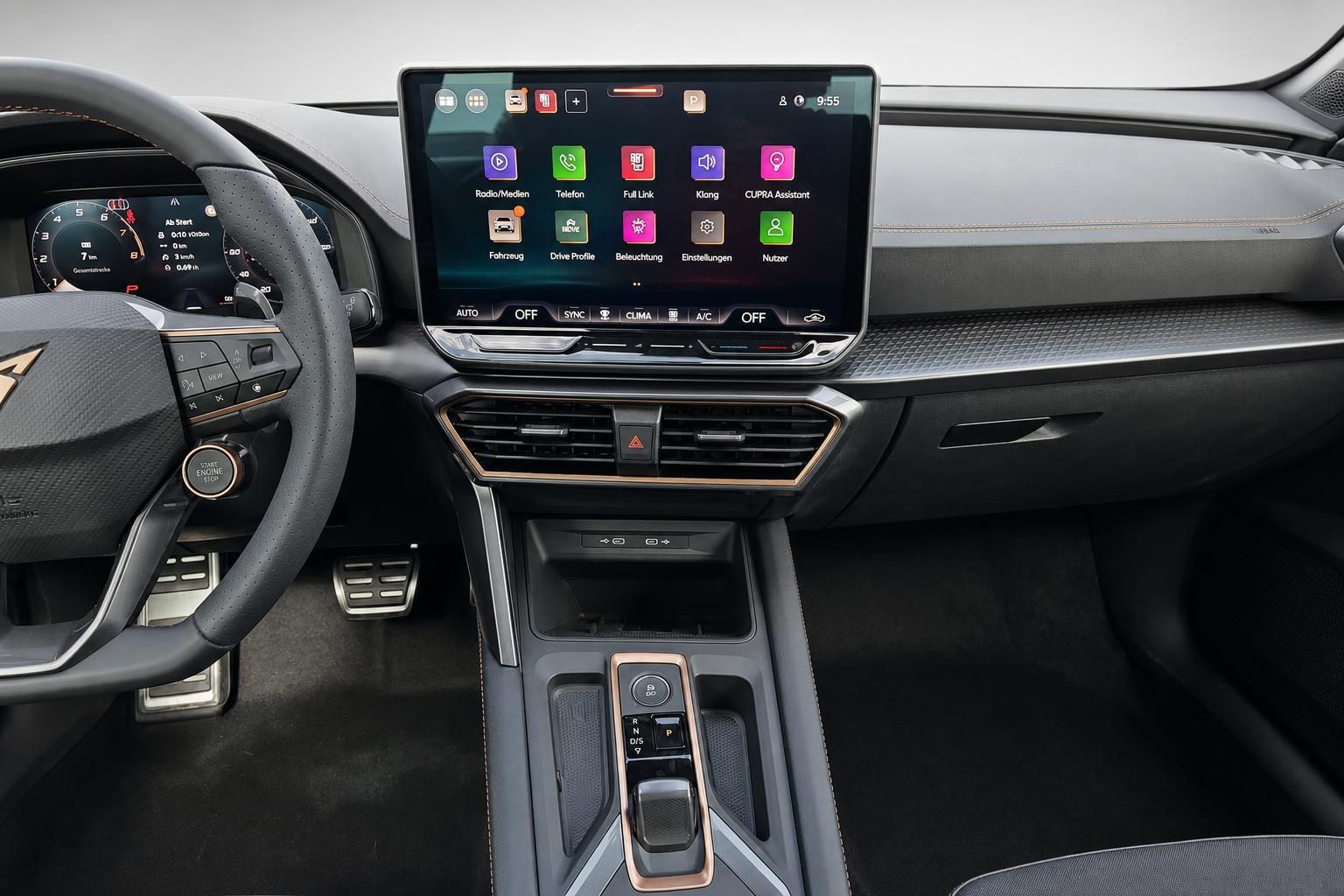 Cupra Innenraum mit Touchscreen und Mittelkonsole in Nahaufnahme