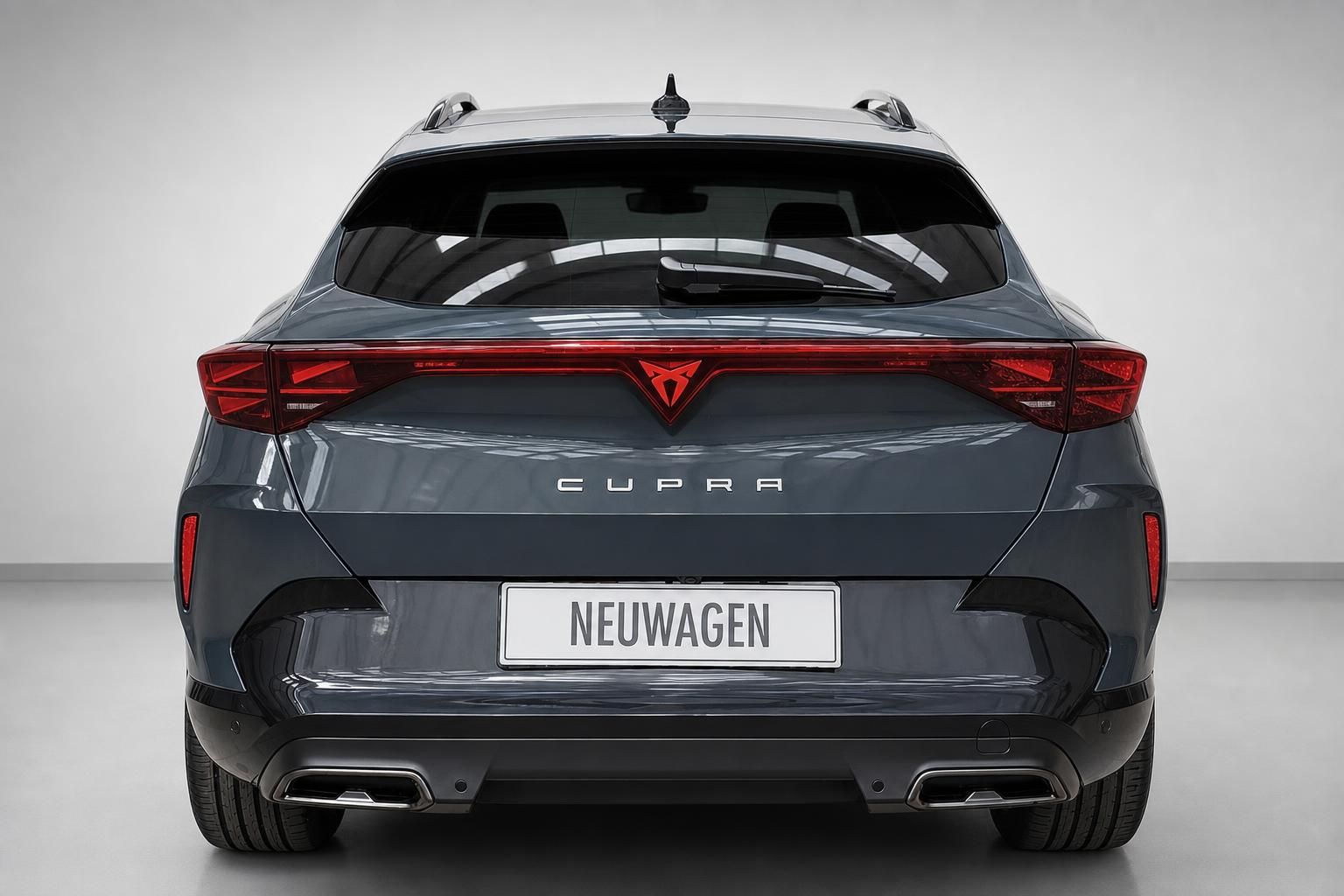 Cupra Formentor Heckansicht mit LED-Rücklichtern und Doppelauspuff