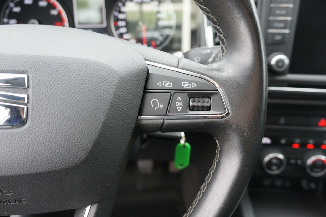 SEAT Lenkrad Detailaufnahme mit Multifunktionstasten und Sprachsteuerung Innenraum