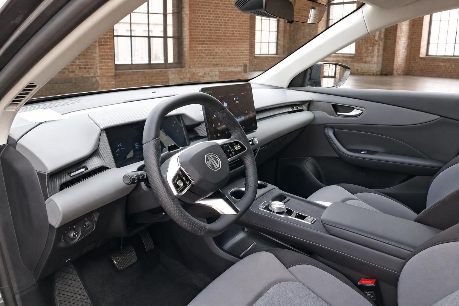 MG SUV Innenraum mit Cockpit und Lenkrad
