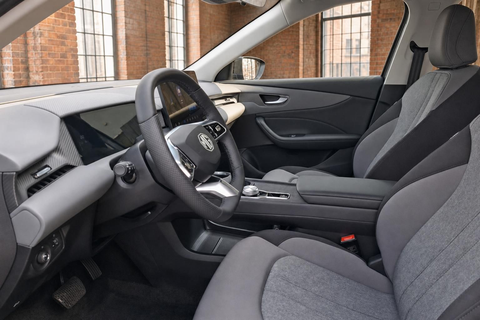 MG Innenraum Vordersitze mit Lenkrad und Cockpit Detailansicht