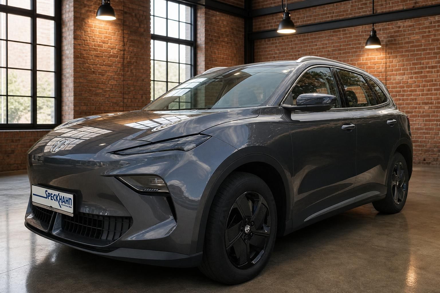 MG SUV in Grau, Frontansicht schraeg in moderner Halle mit Backsteinwand
