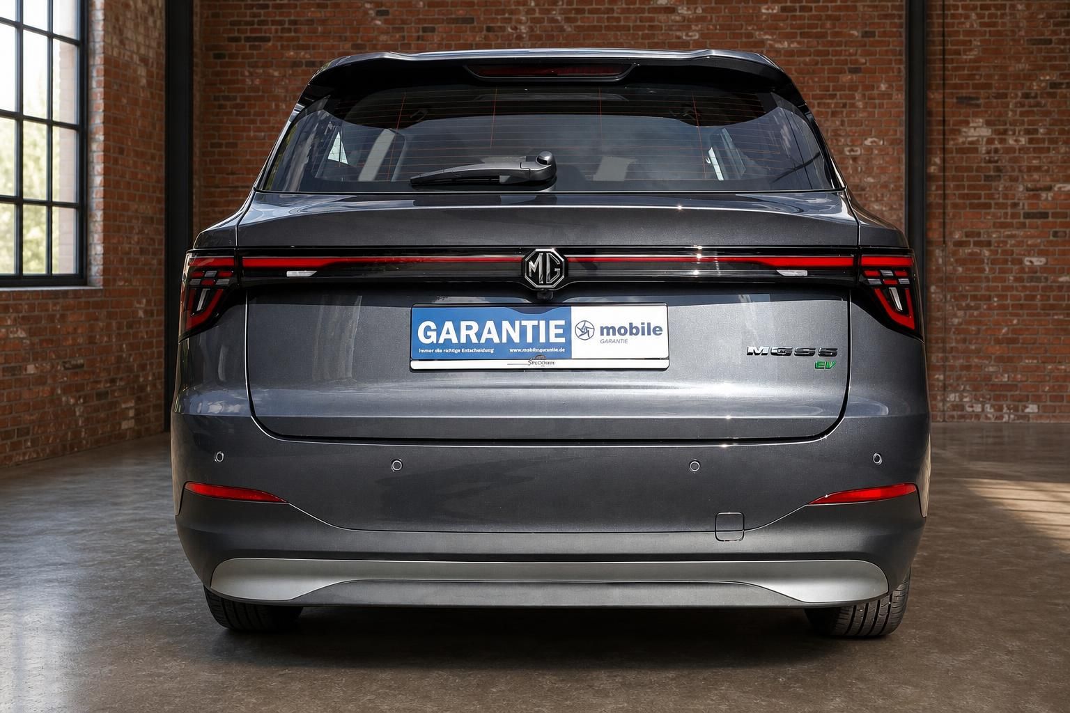 MG S5 EV in Grau, direkte Heckansicht mit Kennzeichenhalter Garantie