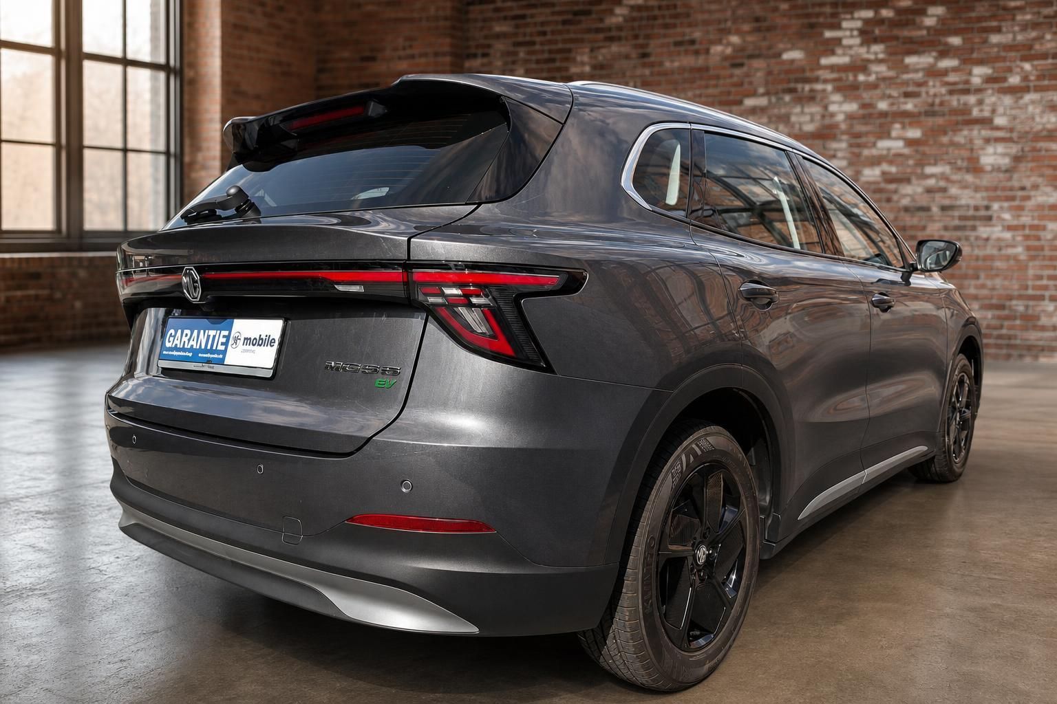 MG SUV Elektro, Heckansicht schraeg mit Spoiler und LED-Ruecklichtern