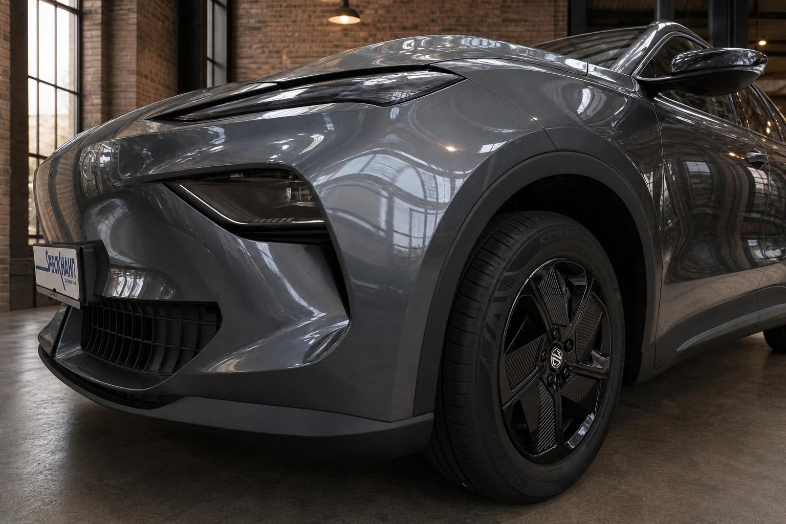 MG SUV Grau, Detailansicht Front und Felge