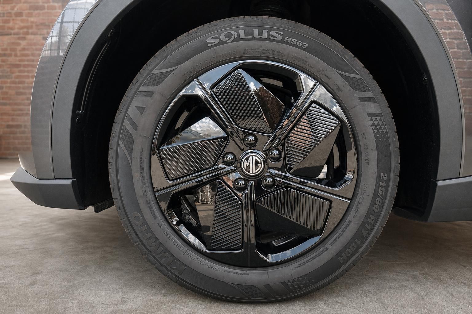 MG Leichtmetallfelge mit Kumho Reifen im Detail