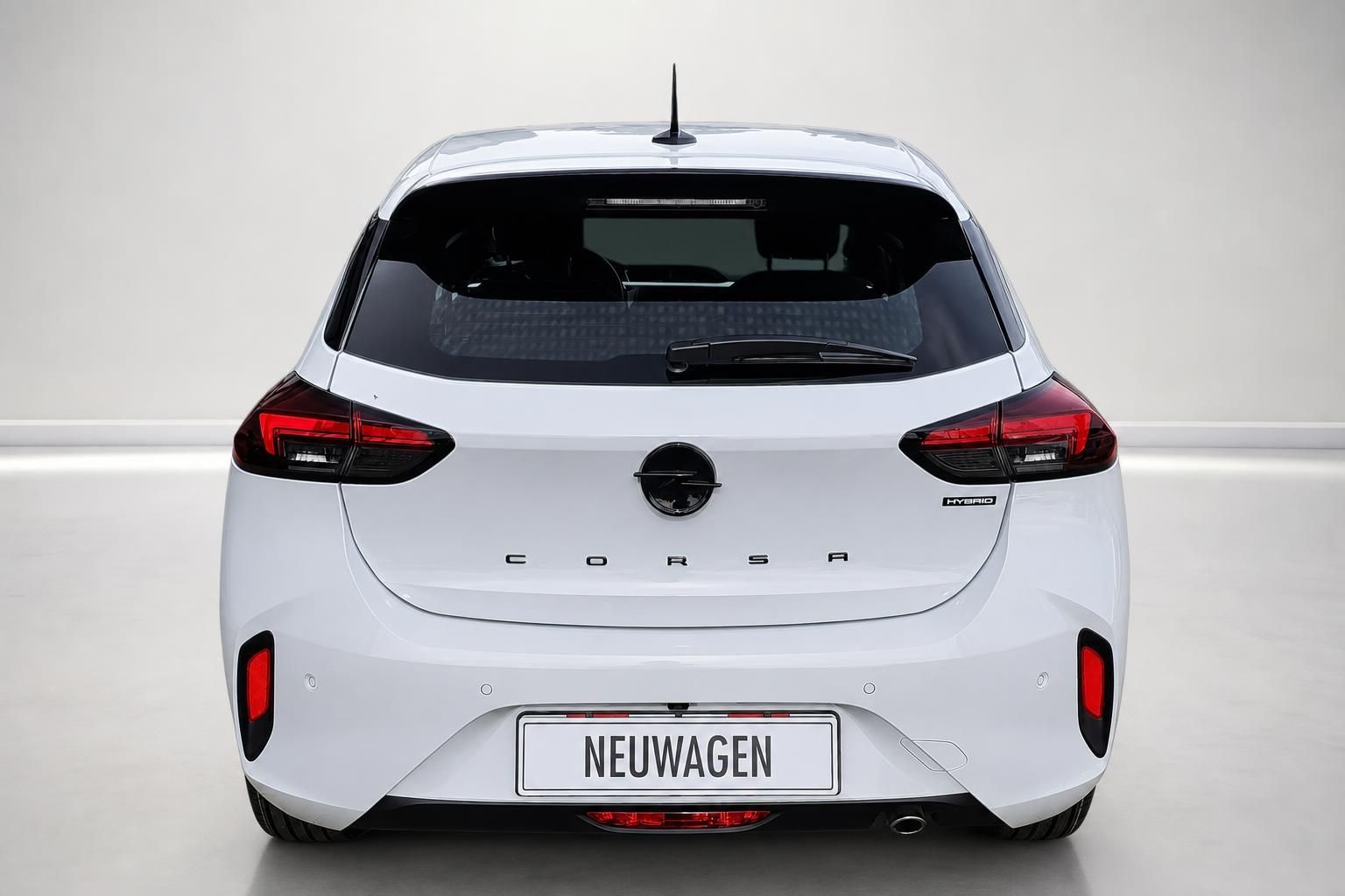 Opel Corsa Hybrid weiß, Heckansicht im Studio