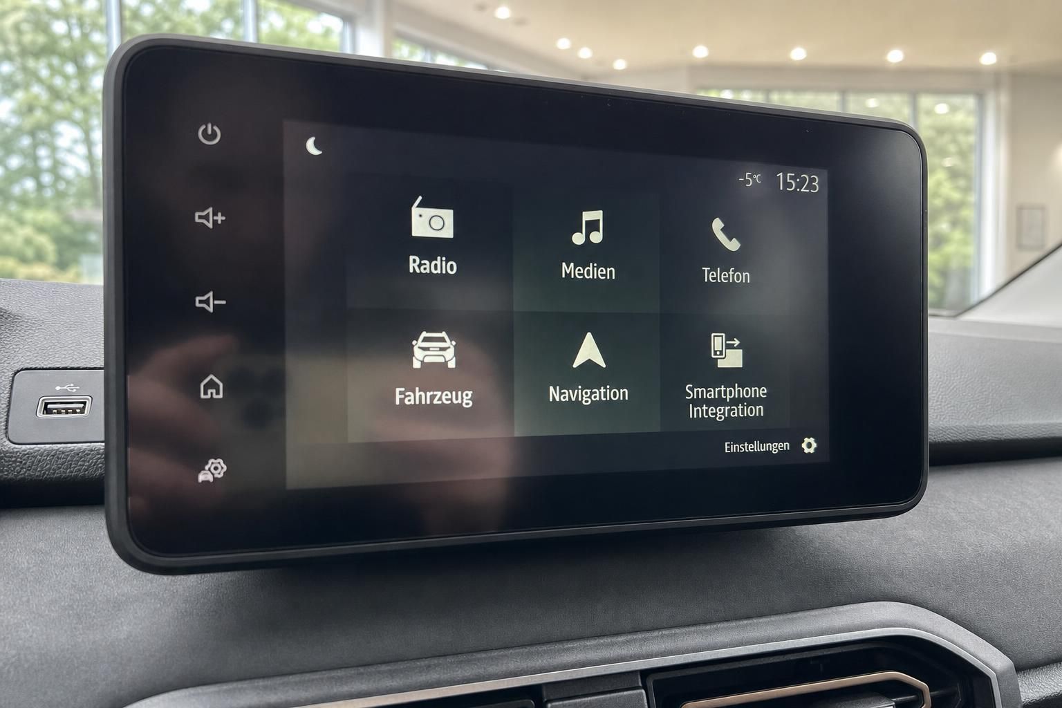 Fahrzeug Infotainment-Display mit Menü für Radio, Navigation und Smartphone-Integration