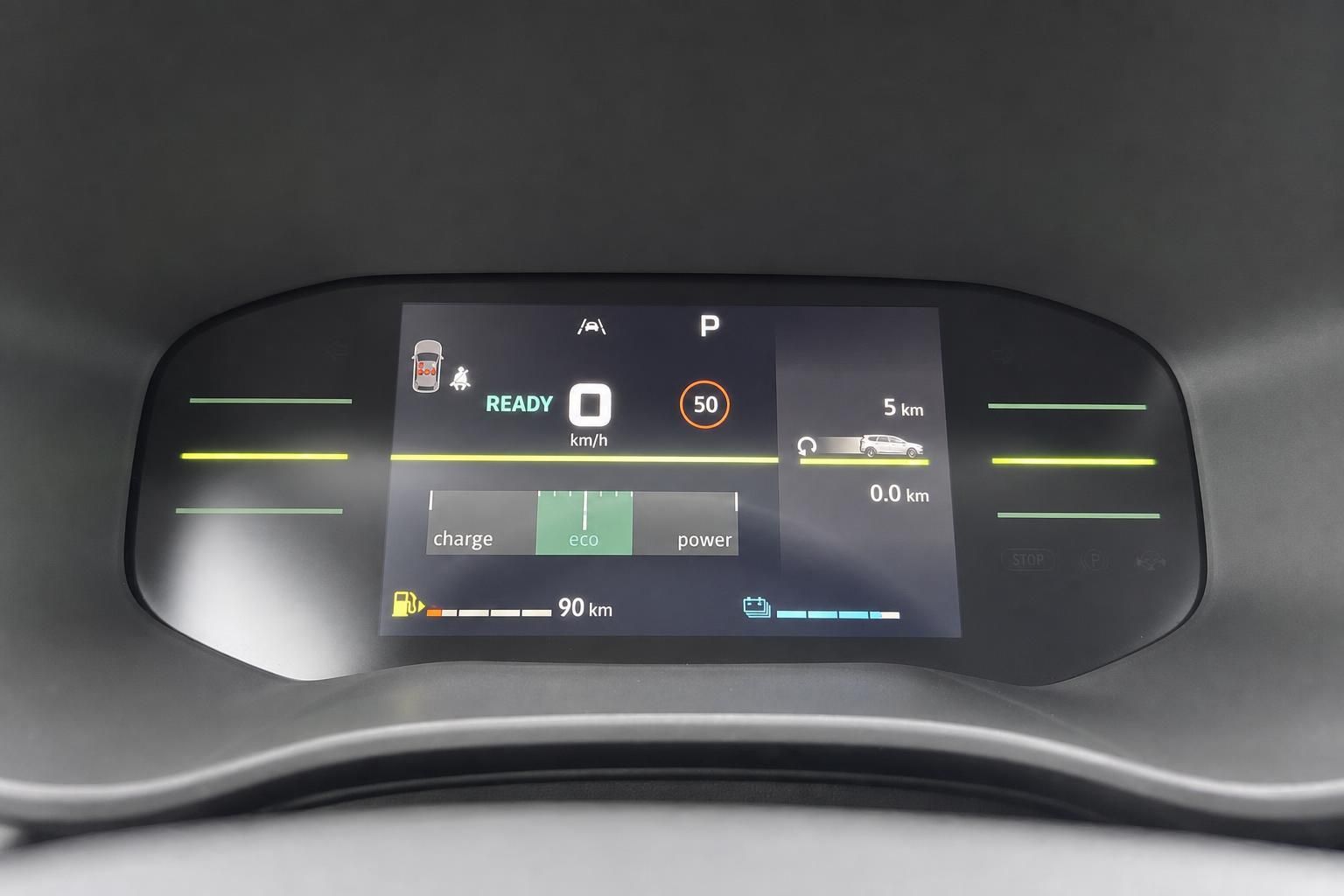 Digitales Kombiinstrument eines Elektrofahrzeugs mit Reichweitenanzeige und Fahrmodi