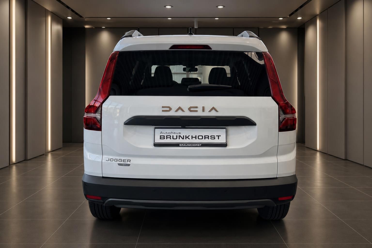 Dacia Jogger Hybrid weiß Heckansicht im Autohaus Showroom