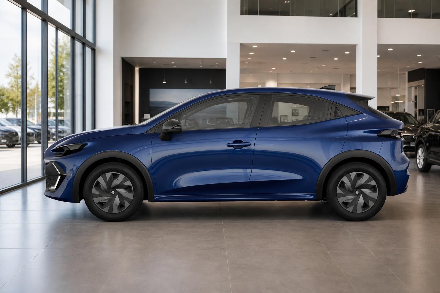 Renault Clio blau in Seitenansicht im Verkaufsraum