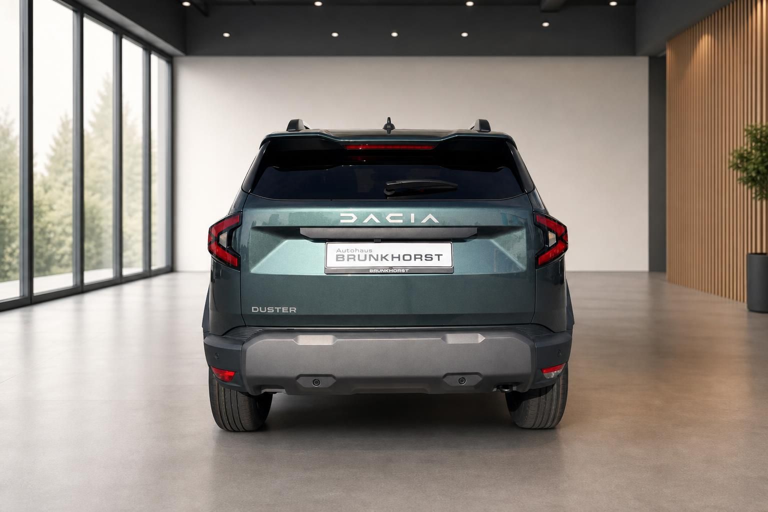 Dacia Duster Heckansicht in grün-metallicfarben im modernen Autohaus mit großen Fensterfronten