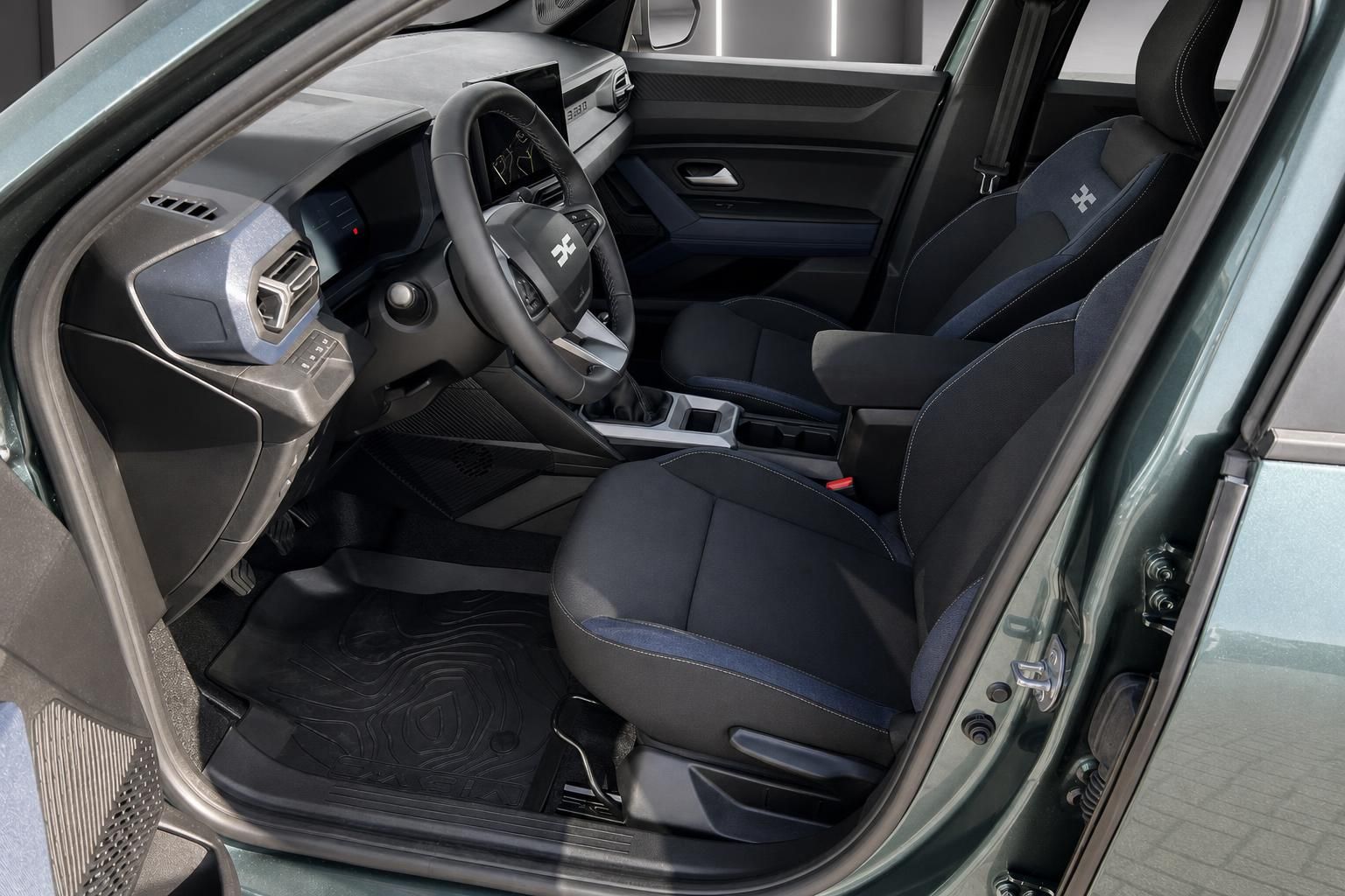Dacia Duster Innenraum mit schwarzen Sitzen, Lenkrad und modernem Armaturenbrett - Fahrerseite