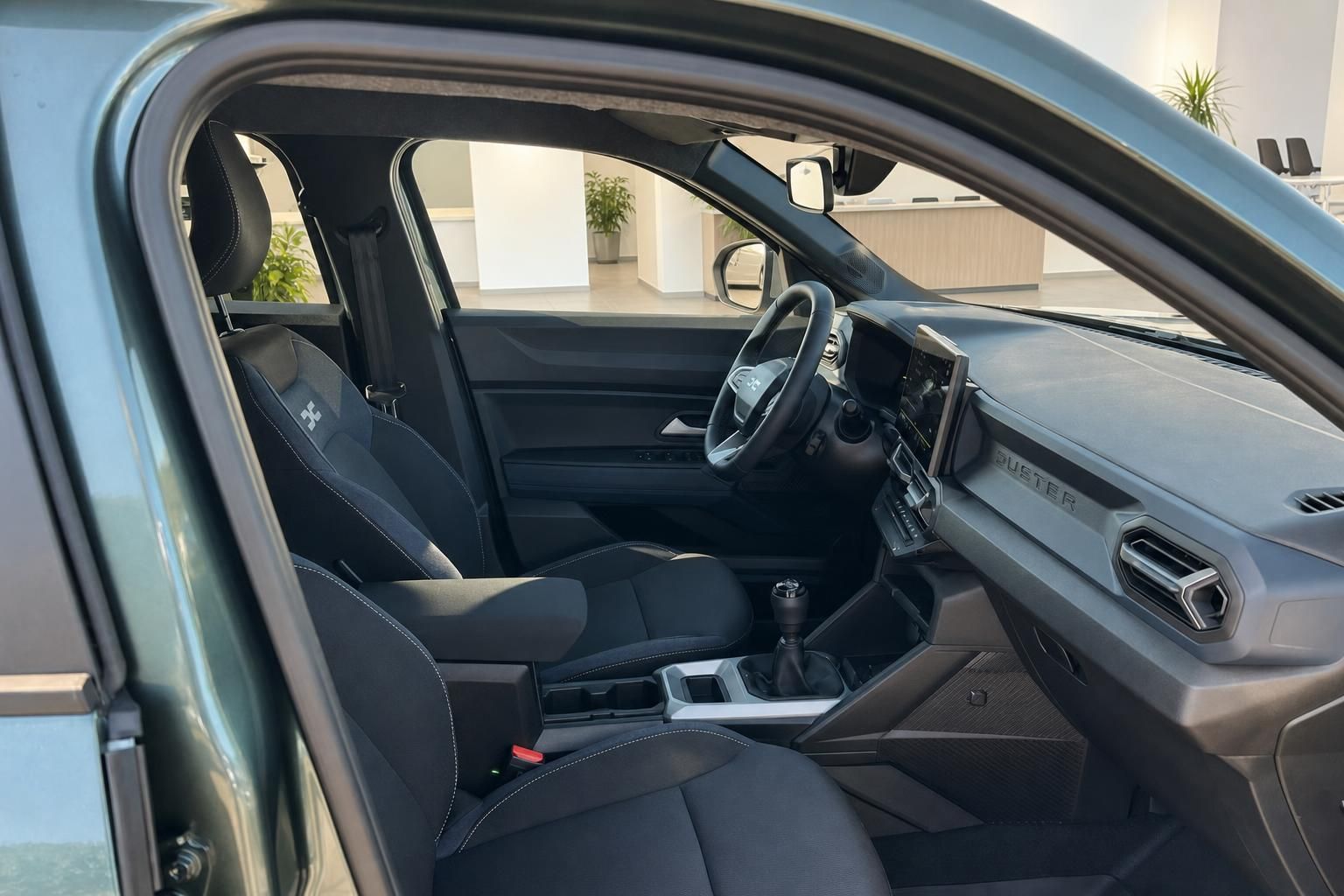 Fahrzeug Innenansicht Beifahrerseite mit Sitzen, Armaturenbrett und Schaltknauf