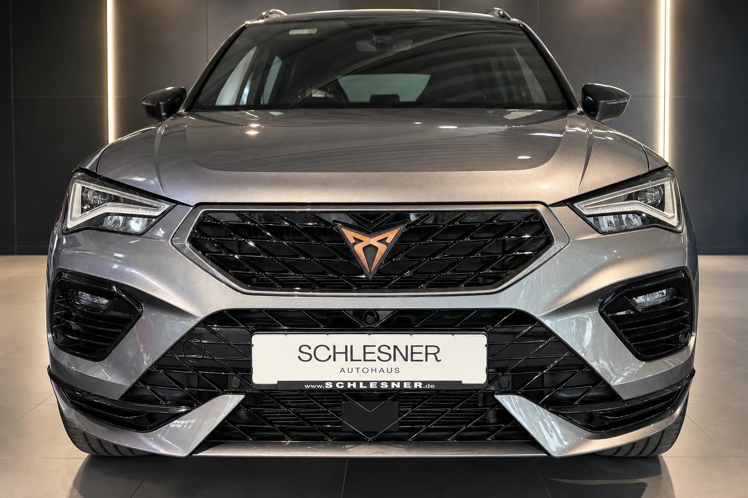 Cupra Ateca SUV in Grau, Frontansicht mit Kühlergrill im Autohaus