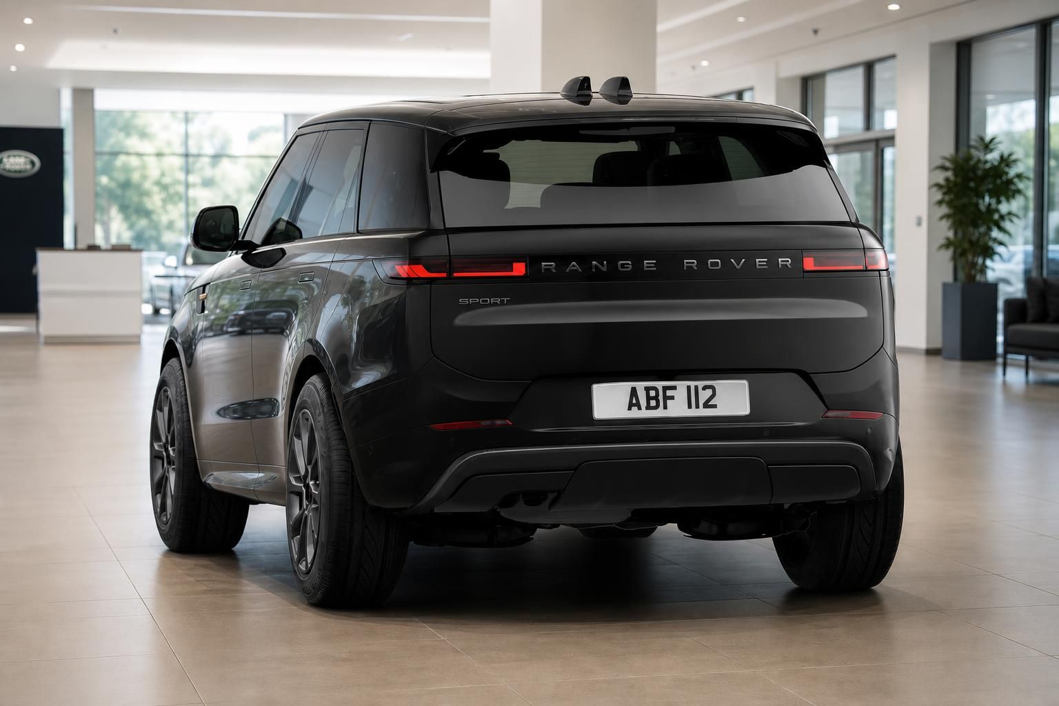 Range Rover Sport in Schwarz, Heckansicht im Autohaus-Showroom