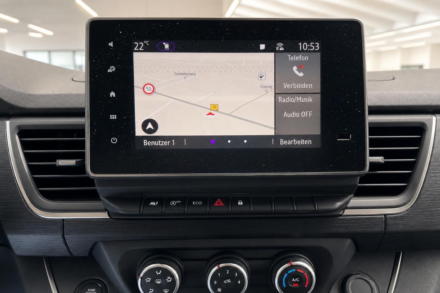 Touchscreen-Infotainmentsystem mit Navigation und Klimaanlage im Fahrzeug-Armaturenbrett
