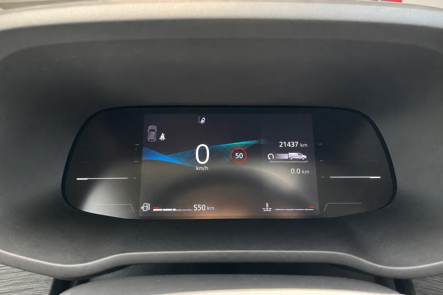 Digitales Armaturenbrett mit Tachometer und Reichweitenanzeige - Fahrzeug Innenausstattung